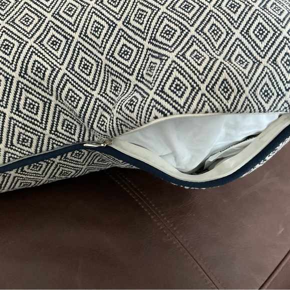 Throw pillow 20x20 blue and white - Picture 5 of 5